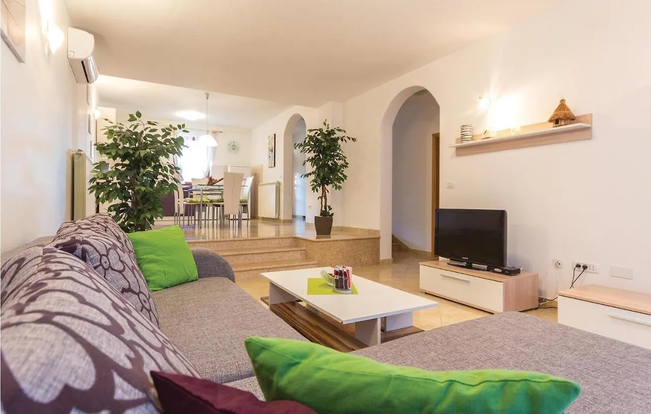 Cozy Apartment In Pula With Wifi 0*,